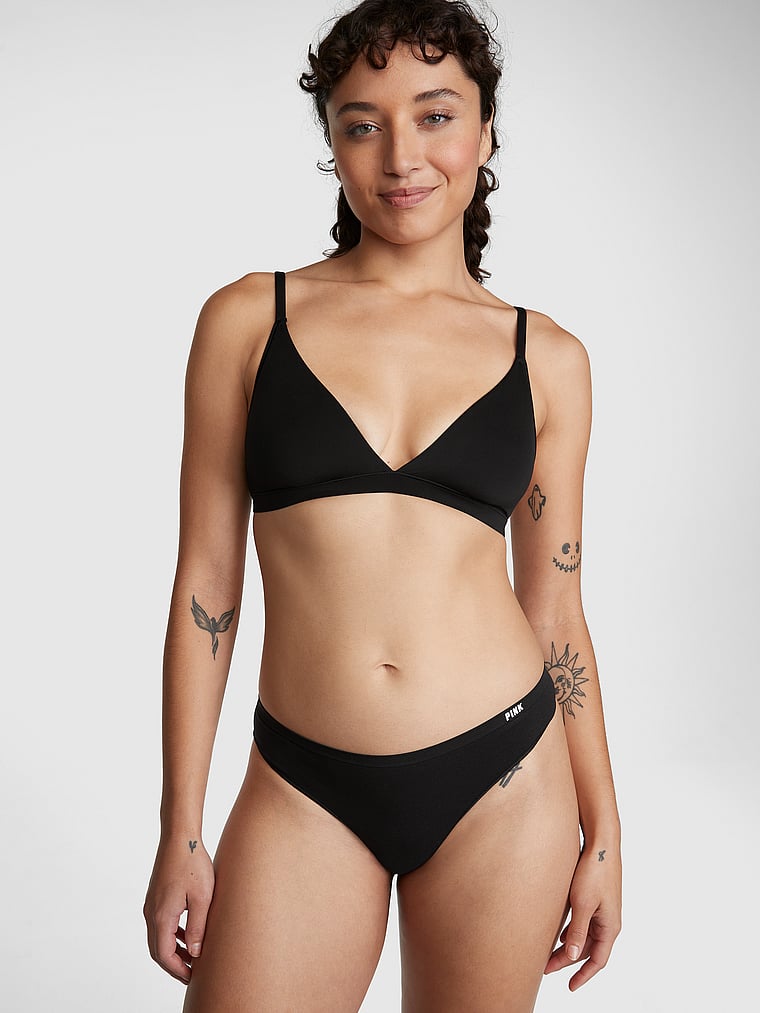 PINK Bralettes und BH-Oberteile Ungefütterte Triangel-Bralette, Reines Schwarz, onModelSide, 3 of 5 Jocelyn ist 5'8" oder 173cm und trägt 34B oder S