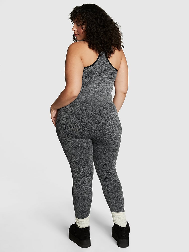 PINK Nahtloser Workout-Einteiler, Reines Schwarz meliert, onModelBack, 2 of 3 Diana ist 5'8" oder 173cm und trägt XXL